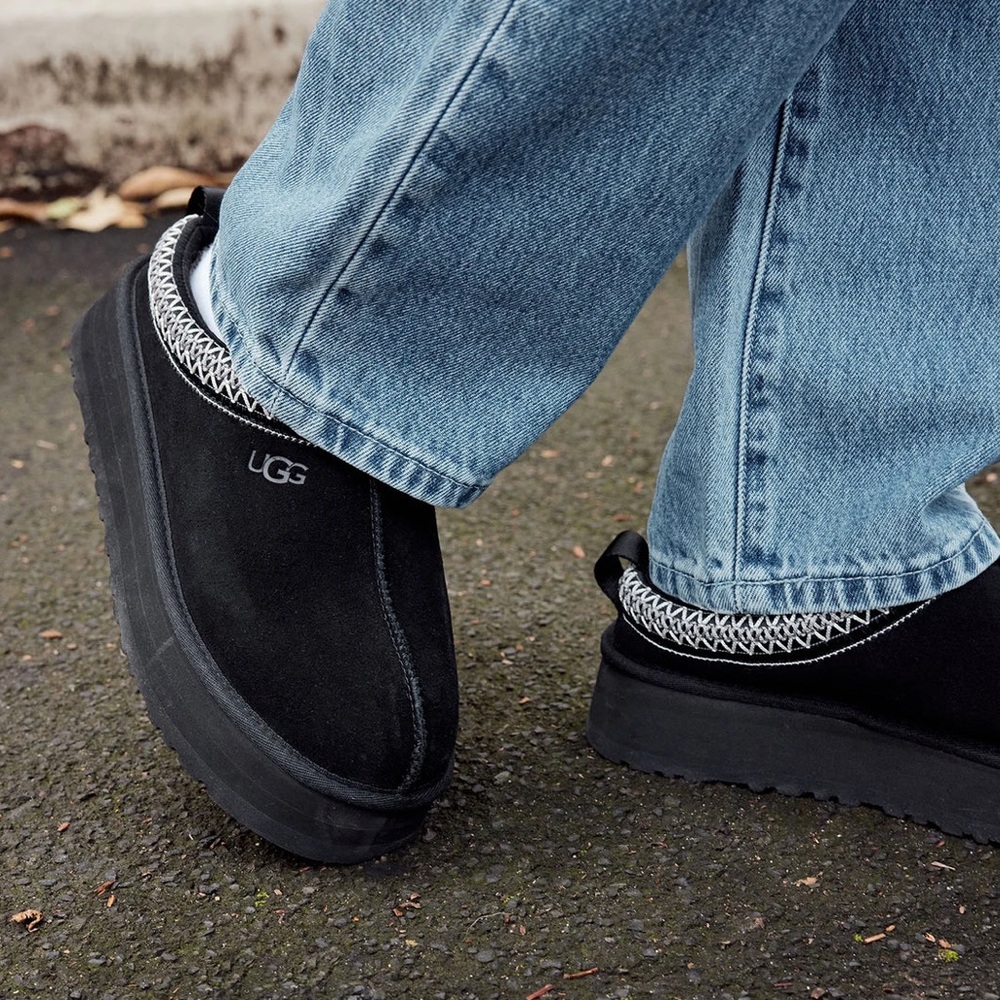 UGG Women’s Tazz Slippers in Black